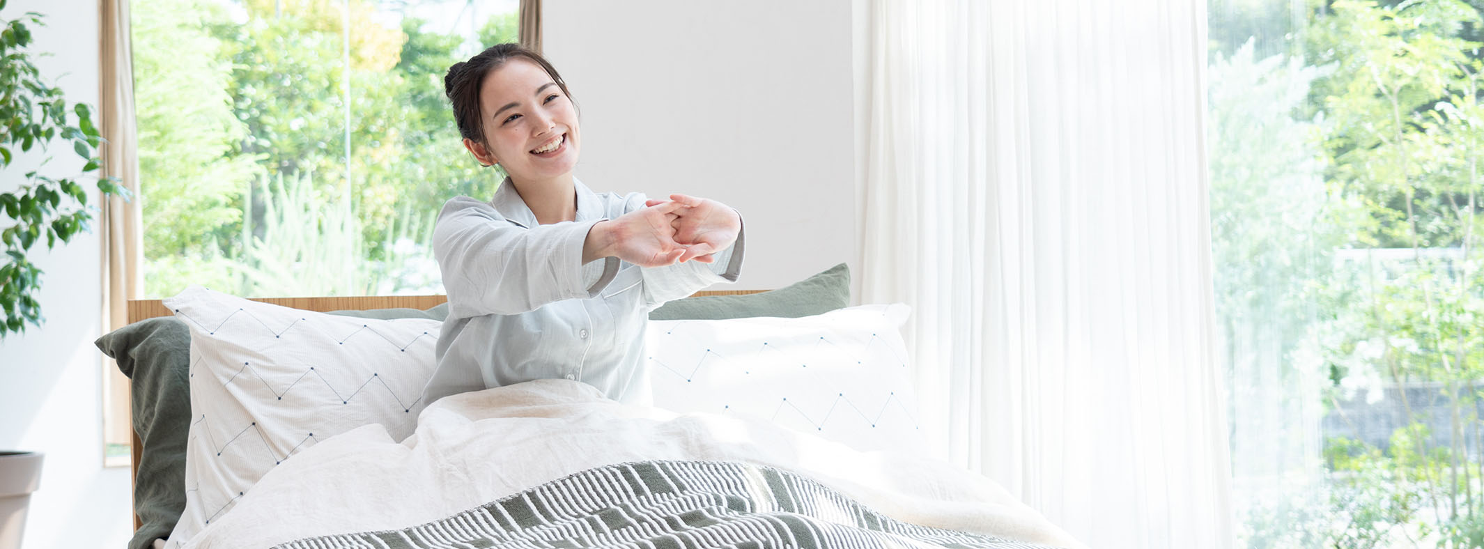 ふとんから目覚める女性 PC